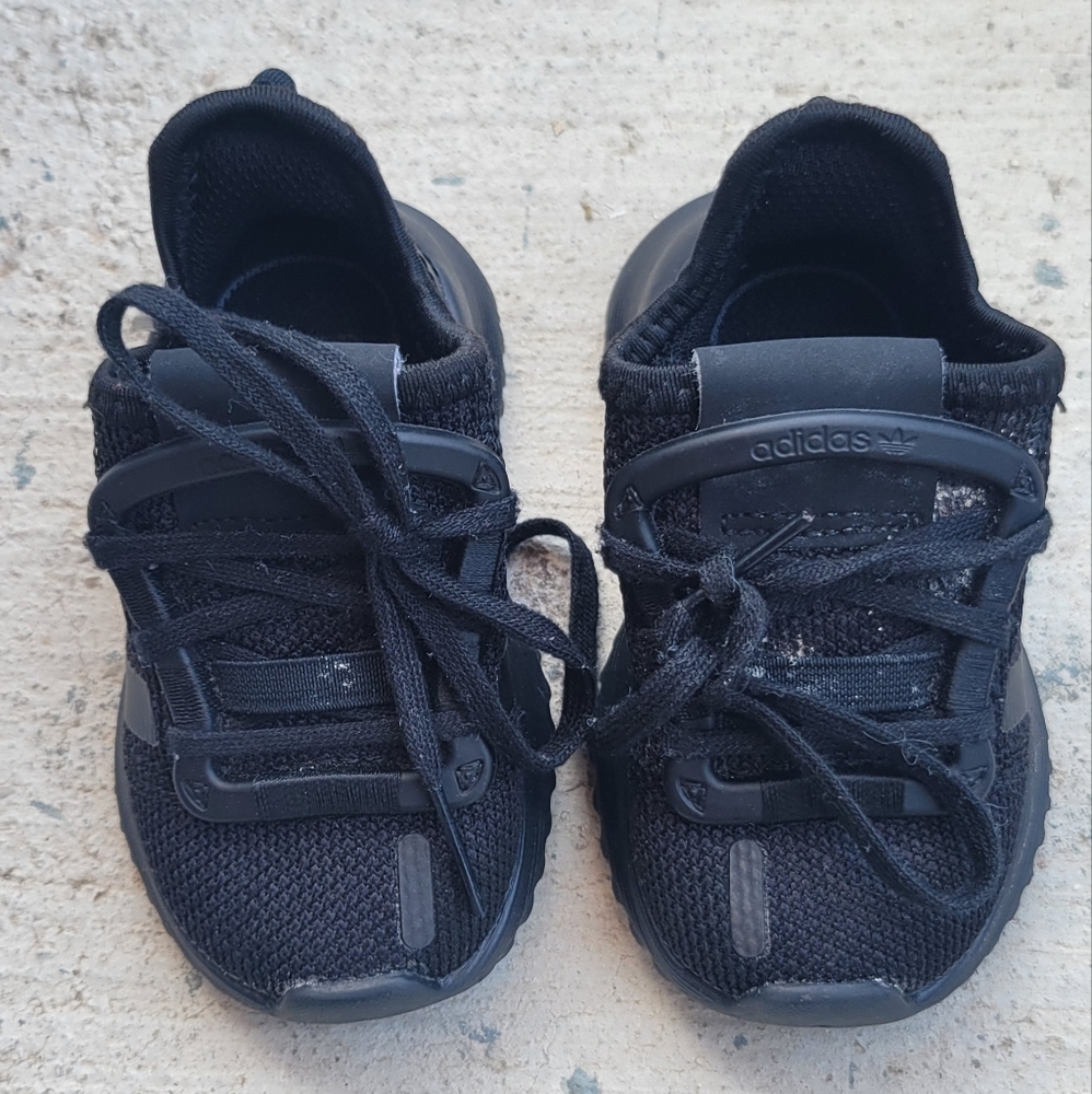 Adidas toddler tennis shoes size 4
